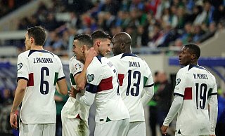 Portugals Superstar Cristiano Ronaldo (M) erzielte zwei Treffer gegen Luxemburg. - Olivier Matthys/AP/dpa