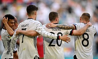 Deutschlands «Man of the Match» Robin Gosens (M) feiert mit Kai Havertz und Toni Kroos (r). - Foto: Philipp Guelland/EPA Pool/dpa