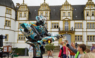 Auch der Robotman spaziert durch den Schlosspark in Paderborn. - Felix Schwien