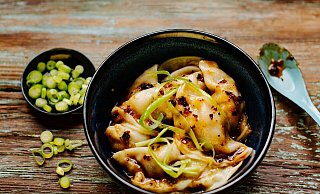 Der Teig für chinesische Wan-Tan ist sehr zart und dünn. Hier sind sie mit Schweinehackfleisch, Garnelen, Chinakohl, Shiitake-Pilzen und Ingwer gefüllt. - asiastreetfood.com/dpa-tmn