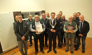 Die Sälzer Treckerfreunde erhielten den Heimatpreis aus den Händen von Bürgermeister Ulrich Berger (Mitte). Der kfd-Bezirksverband war verhindert und wird noch ausgezeichnet. - Johannes Büttner