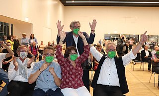 Gemeinsam jubeln Andreas Hahn (v.l.), Stefan Breddermann, Sonja von Zons, Hans-Hermann Heller-Jordan und Volker Brüggenjürgen am Abend der Kommunalwahl in der Stadthalle. Jetzt trennt sich ihr politischer Weg. - Marion Pokorra-Brockschmidt