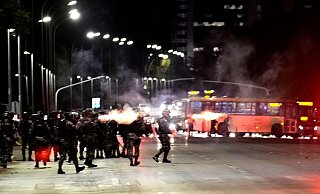 Anhänger des ehemaligen brasilianischen Präsidenten Bolsonaro geraten mit der Polizei aneinander. - Eraldo Peres/AP/dpa