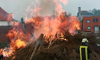Weil fachkundige Personen vor Ort sein müssen, werden Osterfeuer meistens von den Freiwilligen Feuerwehren organisiert, so wie hier in Gadderbaum. - Andreas Zobe