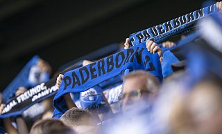 Fans des SC Paderborn 07 in Vorfreude auf das entscheidende Spiel gegen den Karlsruher SC. - picture alliance/dpa