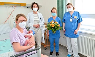 Petra Walleck freut sich mit Fiete, Chefärztin Constanze Banz-Jansen, Hebamme Nina Stahlschmidt und Gesundheits- und Krankenpflegerin Melanie Lüdtke gratulieren. - Mario Haase/EvKB
