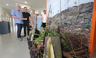 Freuen sich auf die Doppel-Ausstellung (von links): Wolfgang Balz vom Förderverein Museumsinsel, Musemsleiter Michael Strauß, Bürgermeisterin Susanne Rutenkröger sowie die beiden Künstler Laura Burchert und Daniel Meier. - Florian Weyand