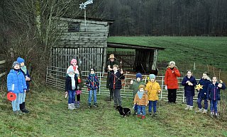 Im Familienverband, unter Beachtung der Abstandsregeln, bringen die Kinder selbst gebastelte Sterne zur Lebendigen Krippe in Fürstenberg. Als Hirte ist Kirchenvorstand Antonius Monkos zu sehen, rechts Organisatorin Margaret Rüther. - Brigitta Wieskotten