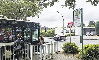 Pläne: Die Bushaltestelle am Einstein-Gymnasium soll nach dem Gutachten abgebaut werden. - Robert Becker