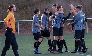 Verdienter Aufsteiger: Der TuS Dornberg hatte viel Grund zum Jubeln. Hier wird Torschütze Charley Achtereekte (Mitte) gefeiert. Foto: Zobe - Foto: Andreas Zobe/NW