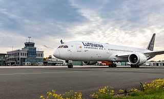 Der Dreamliner von Boeing, Typenbezeichnung 787-9, ist das moderne Flaggschiff der Lufthansa-Flotte. Nachdem das Flugzeug im Oktober in Berlin auf den Namen der Hauptstadt getauft worden war, landete es für einen Zwischenstopp. Die Crew übte damit eine weitere Landung und einen zusätzlichen Start. - Moritz Klöckner