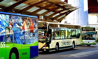 Der Busfahrer verletzte sich beim Angriff durch den Unbekannten leicht. - Symbolfoto/ Andreas Frücht