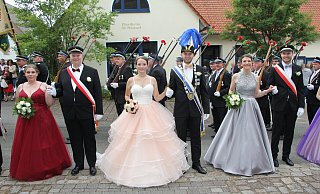 Großer Festumzug zu 200 Jahren Heimatschutzverein Lütgeneder: Das strahlende Königspaar Niclas Stickeln und Lene Nolte mit Königsoffizier Dennis Söthe und Hofdame Emily Fuller (l.) sowie Königsoffizier Hendrik Rust und Hofdame Anna-Lena Gievers (r.). - Saskia Jochheim