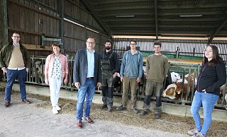 Den Hof Kölling auf der Lohe besichtigen Alexander Nolte-Ernsting (v. l.), Bianca Winkelmann, Lars Bökenkröger, André, Mirco und Pascal Kölling sowie Birgit Pönnighaus. - Elke Niedringhaus-Haasper