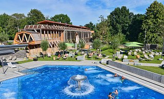 Ein Überblick über die Börde-Therme in Bad Sassendorf. Hinten das Gradierwerk, von dem ein Teil lediglich den Gästen der Therme vorbehalten ist. - Volker Beushausen