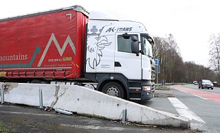 Die Betongleitwand wurde Ende 2017 auf der Abfahrt der A33 in Paderborn-Sennelager angebracht. Das kostete laut Landesbetrieb Straßen NRW 35.000 Euro. - Holger Kosbab