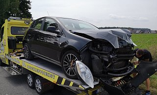 Ein schwarzer Fiat wird verladen. - Alexander Graßhoff