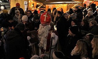 Alle Jahre wieder: Der Nikolaus bahnt sich den Weg durch die Menschenmenge am Marktplatz in der Warburger Altstadt. - Simone Flörke