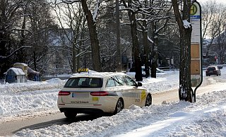 Auch die Taxis stehen bei den schwierigen Verkehrsverhältnissen vor besonderen Herausforderungen. - Frank-Michael Kiel-Steinkamp