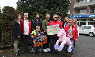 Die "Macher" (v.l.) Maria Böger mit Sohn Malte, Rainer Marotzke, Mohamed Mawassi. Dirk Rahlmeier, Maik Biethahn, Jürgen Brentzke, Sonja Marotzke, Anke Lehmann und Alexandra Müller. - Heidi Froreich
