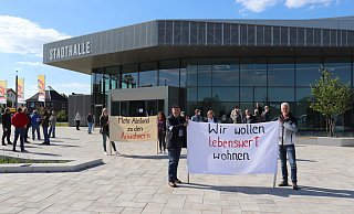 Vor der Stadthalle zeigen die Mitglieder des Vereins "Mit Natur wohnen", was sie von Politik und Verwaltung wünschen. Das vordere Transparent halten Günter Arlt (l.) und Burkhard Ellefred. - Marion Pokorra-Brockschmidt
