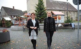 Die Landtagsabgeordneten Bianca Winkelmann (CDU, l.) und Daniela Beihl (FDP) setzen darauf, Impfskeptiker mit Gesprächen zu überzeugen. Nicht alle Skeptiker seien Aluhüte. - Joern Spreen-Ledebur