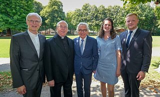 Uwe Wischkony, Direktor der Landvolkshochschule Hardhausen (v. l.) begrüßte neben Erzbischof Hans-Josef Becker NRW-Miniser Stephan Holthoff-Pförtner sowie Paula Steinhagen und Marius Rogge. - Andreas Zobe