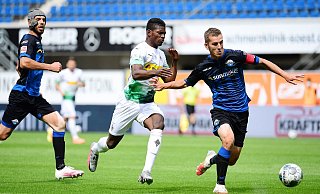 Die Paderborner Klaus Gjasula (l.) und Uwe Hünemeier hatten mit Gladbachs Breel Embolo große Probleme. - Witters/Witters/Pool