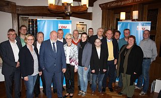 Die CDU-Kandidaten: Bernd Klute, Jan-Peter Uthoff, Martina Kechlo, Manfred Wauschkuhn, Rüdiger Meier, Christian Bobka, Edelgard Tödtmann, Hans-Dieter Bentrup, Carolin Ogoniak, Torsten Henke, Michael Erdbrügger, Sven Obernolte, Detlef Kaase, Sebastian Bohlmann, Michael Steffen, Birte Rögner und Heiko Weßler (v.l.). - CDU Kirchlengern