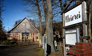 Das Schild mit dem neuen Namen hängt schon an der Holter Straße – derzeit wird der Biergarten saniert und vergrößert. - Andreas Frücht