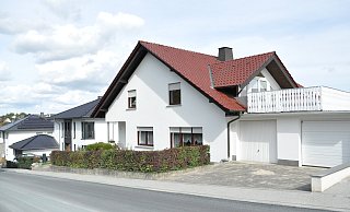 In diesem Haus in Borchen hat sich die Bluttat am Wochenende ereignet. - Julia Lichtnecker