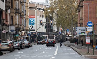 Die Friedrich-Ebert-Straße lässt heute wenig Platz für Radfahrer und Fußgänger.  - Oliver Krato