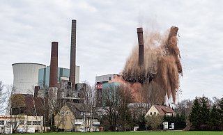 Bei der ersten von zwei Sprengungen fällt der 250 Meter hohe Schornstein des ehemaligen Steag Kraftwerks in sich zusammen. - Picture Alliance