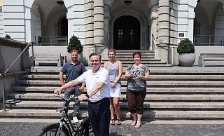 Freuen sich auf die NRW-Radtour in Herford: v. l. Jürgen Klotzbücher (Veranstalter NRW-Radtour Agentur Kom 3), Isabel Eimertenbrink (Momente GmbH), Jutta Bardehle (Pro Herford), vorne: Tim Kähler (Bürgermeister Hansestadt Herford). - Pro Herford GmbH