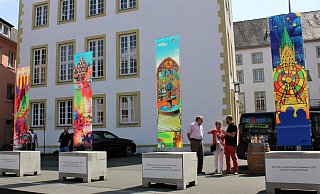 Insgesamt vier Glaskunstwerke kreierten die beiden Paderborner Künstler. Die rechten beiden Stelen stammen von Pakulla, die linken zwei von Lohren. - Moritz Jülich