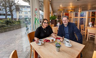 Teamleiterin Alisa Hibbeln und Inhaber Richard Ostermann bedauern die Schließung von Café Ostermann. - Niklas Tüns