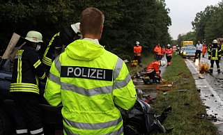 Bei dem schweren Unfall auf der B 442 starb ein Mensch. Ein 21-jähriger Mindener soll den Unfall verursacht haben. - Foto: Polizei Hameln