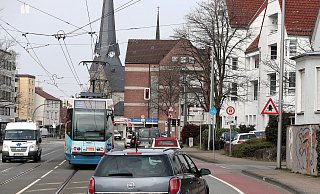Der neue Hochbahnsteig "Brackwede Kirche" soll jenseits der Kreuzung an der Brackweder Straße gebaut werden. Das wirft besondere Fragen auf. - Wolfgang Rudolf
