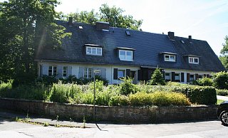 Das linke Reihenendhaus mit einer Wohnfläche von 88 Quadratmetern am Eichenweg wird für 70.000 Euro angeboten. - Johannes Büttner