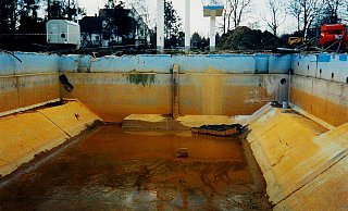 So sah es vor 23 Jahren unter der Beckenfolie in der Sprunggrube aus. Der Sprungturm darf unter anderem wegen der Unterschreitung von Mindestabständen nicht mehr genutzt werden. - STADT BÜNDE