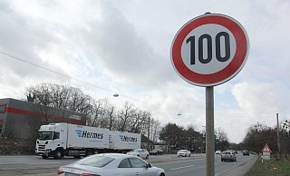 Mehr Geschwindigkeit erlaubt: Ab der Mc-Donald-Kreuzung in Melbergen Richtung Löhne gilt jetzt Tempo 100. - Ulf Hanke