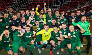 Im Feiern geübt: Die Mannschaft des TuS Dornberg freut sich ausschweifend über die geglückte Titelverteidigung im Kreispokal – welche ihr zugleich das „Mini-Triple“ bescherte. - Sarah Jonek