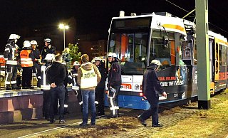 Die Bahn vom Typ M8D führ gerade das Abfahrtsgleis in Sieker an, als der hintere Teil des Zuges aus den Gleisen sprang. Der Fahrer soll zu schnell gewesen sein. - Barbara Franke