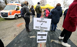 Warten vor dem Impfzelt: 800 Impfungen sind hier geplant, aber nur mit Online-Termin. - Wolfgang Rudolf