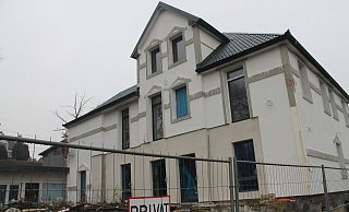 Um dieses Gebäude geht es. Das Haus ist mit einem Bauzaun gesichert. - NW