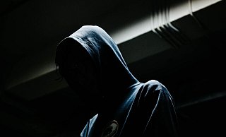 Die Polizei fahndet nach mehreren dunkel gekleideten Unbekannten - sie schlugen auf ihre verletzten Opfer sogar ein, als sie bereits auf dem Boden lagen. - Symbolbild: Unsplash