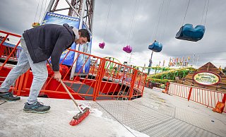 Sebastian Badragan putzt den "Sky Dance" für die Eröffnung heraus. - Niklas Tüns