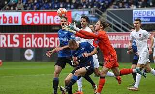 Paderborns Torwart Jannik Huth (2. v. r.) fängt den Ball vor seinen Teamkollegen. - picture alliance/dpa