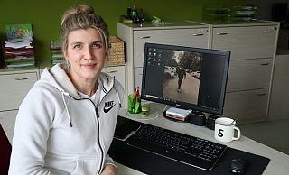 Tochter Nika und ihre Ehemann sind am Arbeitsplatz von Svena Schlechte im Kreis Gütersloh immer als Bildschirmschoner mit dabei. - Anja Hustert