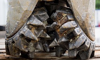 Bei Bohrungen für die Tiefen-Geothermie fressen sich die Bohrmeißel kilometerweit in den Erduntergrund, dementsprechend teuer sind die Projekte. Eine Fündigkeitsversicherung soll die finanziellen Risiken für Kommunen und Unternehmen erträglich machen. (Symbolbild) - Tobias Hase/dpa